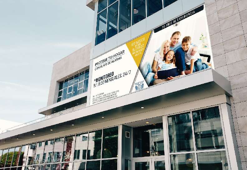 Diseño de valla publicitaria para fachada comercial